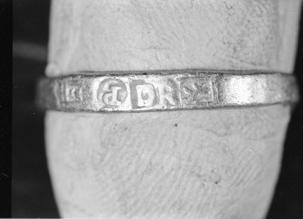 Detail of gold finger ring marked with the Amsterdam arms, the letters "P", DR" and a lion rampant. The maker has not been identified. Scale in millimetres.