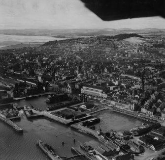 Dundee, general view, showing King William IV Dock and Balgay Park.  Oblique aerial photograph taken facing west.  This image has been produced from a print.