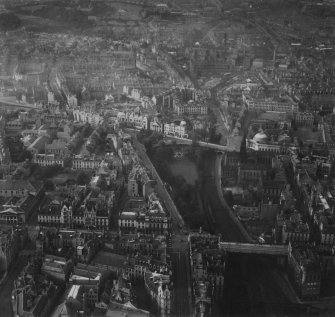 Aberdeen, general view, showing Union Terrace Gardens and Robert Gordon's College, Schoolhill.  Oblique aerial photograph taken facing north.  This image has been produced from a print.