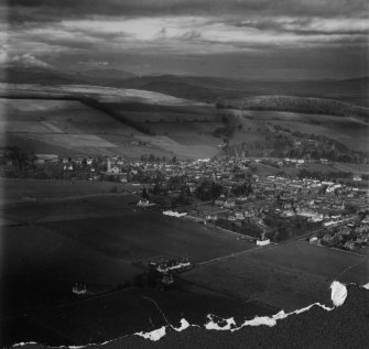 Alyth, general view, showing Town Hall, Alexander Street and Alyth High Parish Church, Kirk Brae.  Oblique aerial photograph taken facing north.  This image has been produced from a damaged print.