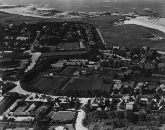 North Berwick, general view, showing Station Road and Pointgarry Road.  Oblique aerial photograph taken facing north.  This image has been produced from a print.