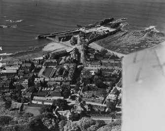 North Berwick, general view, showing North Berwick Harbour and Quality Street.  Oblique aerial photograph taken facing north.  This image has been produced from a print.
