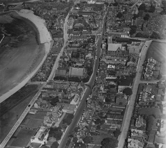 North Berwick, general view, showing Forth Street and St Andrew's Parish Church, High Street.  Oblique aerial photograph taken facing east.  This image has been produced from a print.