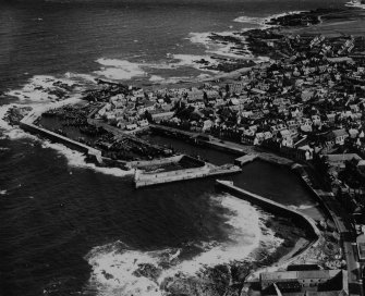 Macduff, general view, showing Macduff Harbour and Low Shore.  Oblique aerial photograph taken facing east.  This image has been produced from a print.