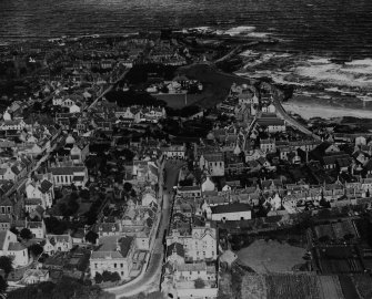 Banff, general view, showing Castle Hill and Low Street.  Oblique aerial photograph taken facing north.  This image has been produced from a print.