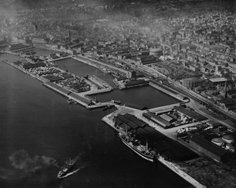 Dundee, general view, showing Camperdown and Victoria Docks.  Oblique aerial photograph taken facing west.  This image has been produced from a print.