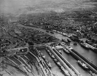 Glasgow, general view, showing Queen's Dock and General Terminus Quay.  Oblique aerial photograph taken facing south-east.  This image has been produced from a print.