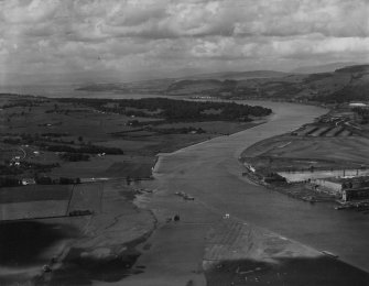 River Clyde, Erskine.  Oblique aerial photograph taken facing north-west.  This image has been produced from a print.