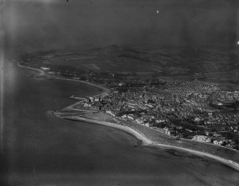 Largs, general view, showing The Broomfields and Largs Bay.  Oblique aerial photograph taken facing north.  This image has been produced from a print.