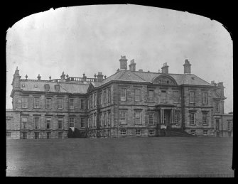 Hopetoun House. View from West, showing central block designed by architect Sir William Bruce.

