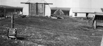 The Nissen hut and the building to its N from the SE