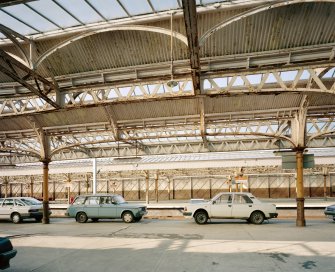 Interior.
View of longitudinal steel truss supporting roof canopy.