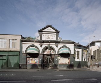 View front from S showing corniced pedimented aedicule with "1884. Edinburgh Meat Market" in relief