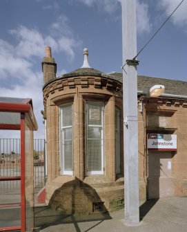 Detail of corner bow window