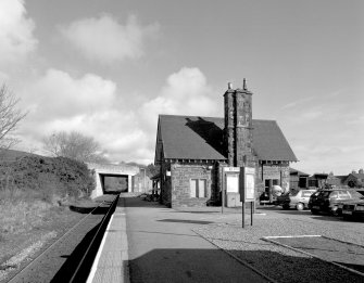 View from SSW along platform towards S side of station building