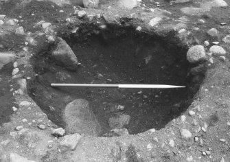 Tulloch Field Site B 1981. FN 10, hearth pit. 0.5m ranging pole divisions.