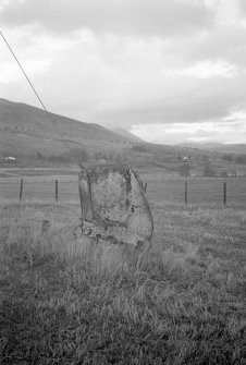 Clach na h-Iobairt Standing Stone; view from the NW.