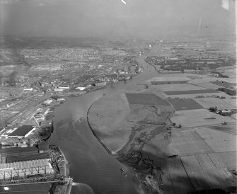 The Clyde looking West Old Kilpatrick, Dunbartonshire, Scotland. Oblique aerial photograph taken facing East. 