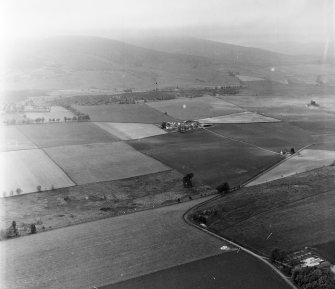 Major G Sherriff, Ascreavie, Kirriemuir Kingoldrum, Angus, Scotland. Oblique aerial photograph taken facing North. 