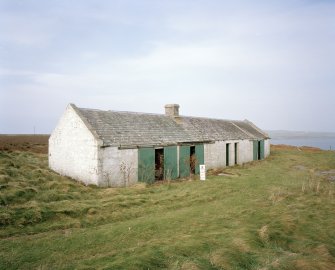 View from E of disused bothy, situated to the N of the inner lighthouse compound.  In 2000, there were plans to convert the bothy into a local heritage and wildlife centre.  Prior to this development, it was estimated that the site receives 40,000 visitors a year.