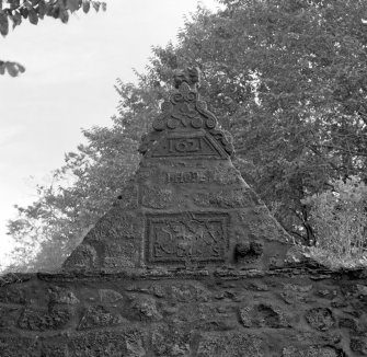 Gateway, pediment, 1621 datestone, wording: "I hope", armorial panel,  detail