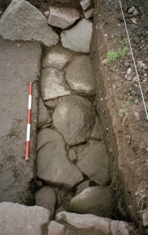 Detail of paving at N end of the excavation trench. Scale in 200mm divisions