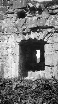 Skye, Caisteal Uisdean, interior.
View of window in East wall.