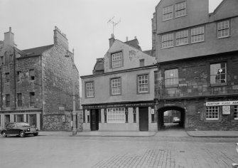 View of Huntly House and Acheson House, Canongate and the entrance to Bakehouse Close, showing the premises of George Period Furniture, David Murray Wines & Spirits and the Scottish Craft Centre