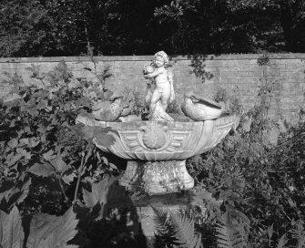 Formal garden, E fountain, detail