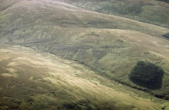 Oblique aerial view of Ewes Doors centred on the remains of hollow-ways, an old road, a possible Roman road and a linear earthwork, taken from the E.