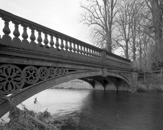 Oblique view from SE showing E side of bridge, emphasising the cast-iron work, and in particular, the four ribs supporting the bridge