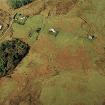 Oblique aerial view centred on the old manse with the barn, remains of the walled garden and remains of the township adjacent, taken from the SE.