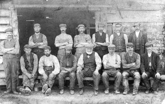 Kilchattan Brick and Tile Works.
Group photograph showing the work force at Kilchattan with accompanying sketch key identifying all the men.