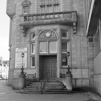 Crown Street, N entrance, detail