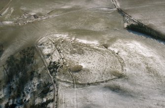 Black Hill, Lesmahagow, oblique aerial view, taken from the N, centred on the fort, settlement and cairn.