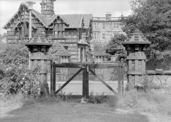Detail of the gates of Rockville, 3 Napier Road, Edinburgh showing two columns of banded and infilled stone with conical stepped tops.