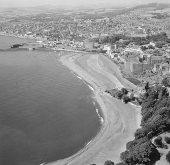 Oblique aerial view centred on Ravenscraig Castle, Kirkcaldy, showing Ravenscraig Maltings and Kirkcaldy from south east.
