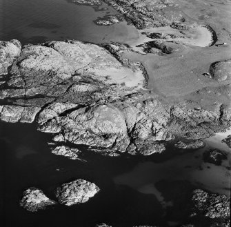 Oblique aerial view of Dun Morbhaidh centred on the remains of a fort, taken from the W.