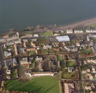 Oblique aerial view of Prestonpans, Kirk Street, Prestongrange Church centred on a church and graveyard, taken from the S.