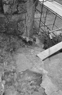 Kinloss Abbey
Excavation, July 1995
Film 1
Frame 16 - Steps leading down from north apartment - from north
