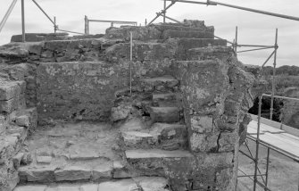 Kinloss Abbey
Excavation, July 1995
Film 1
Frame 20 - Steps linking north and south apartments - from north
