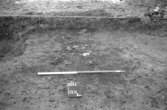 Excavation photograph : detail of sand and gravel, looking west.