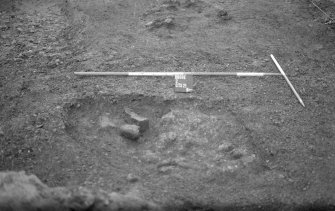 Excavation photograph : detail, yellow clay and cobbles in pit 400, looking west.