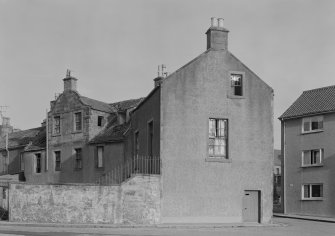 View of 1, 3 and 7 Fitzroy Street, Dysart, from S.