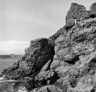 Dunyvaig Castle, Lagavulin Bay, Islay.
View of South West turret and linking-wall from South.