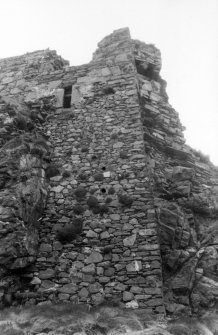 Dunyvaig Castle, Lagavulin Bay, Islay.
View of East end of South front of Tower.