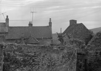 View of rear of 7 Panha', Dysart, and remains of a house in Saut Girnel Wynd.