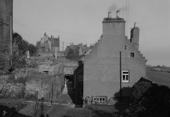View of Bay House, 1 Panha', Dysart, showing ancillary building, pend and W gable.