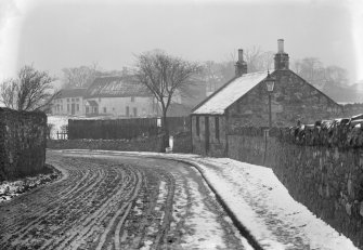 View of three unidentified cottages possibly in Lochend, Edinburgh. The whitewashed thatched cottage in the background is probably Lochside Cottage and the stone cottage in the foreground is probably Lochside Cottage.