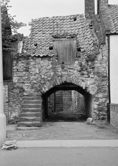 View of 16-20 St Martin's Gate, Haddington, from SW, showing pend.